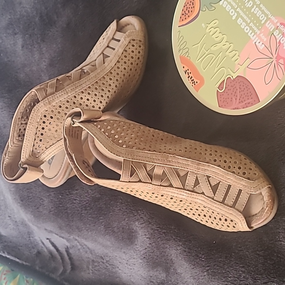 NWOT - Sz 6 Camel Earth Sandals like walking on air.